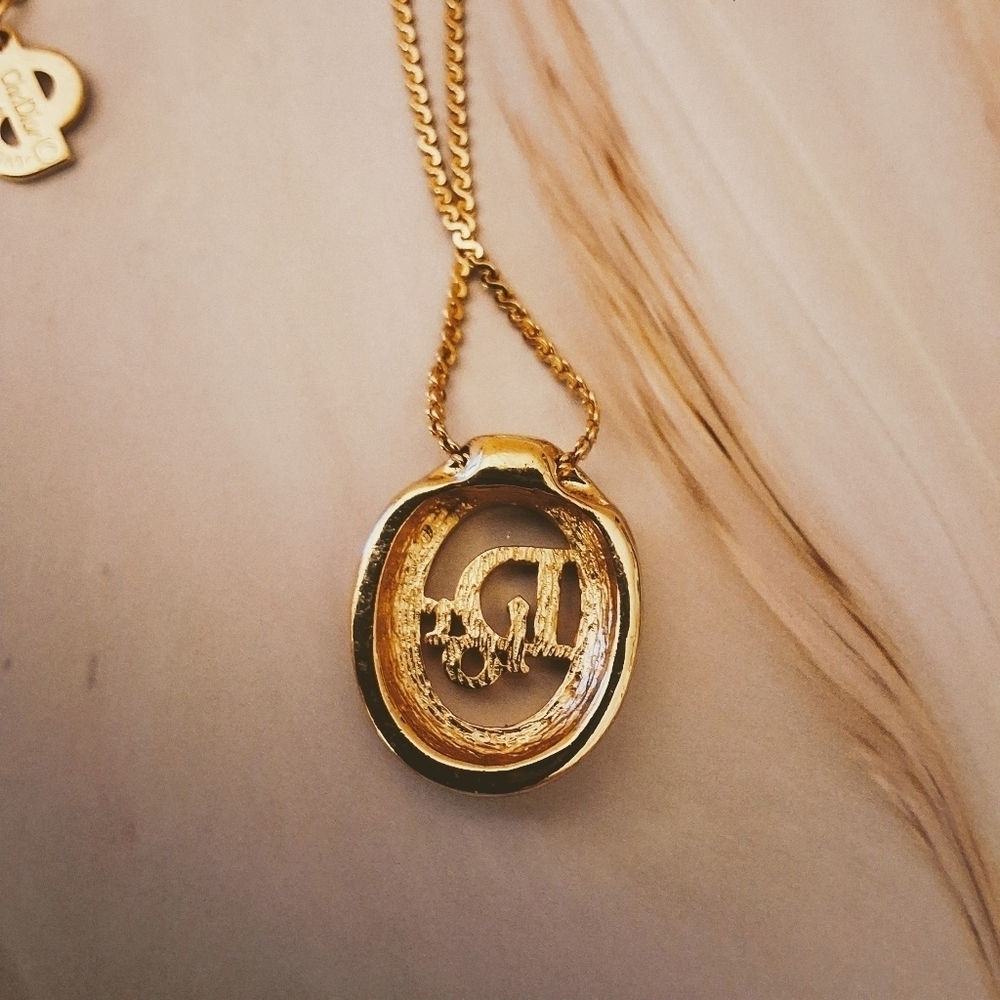 💥 Dior Vintage Gold-Tone Pendant Necklace – Timeless Luxury - Pristine - Picture 10 of 10